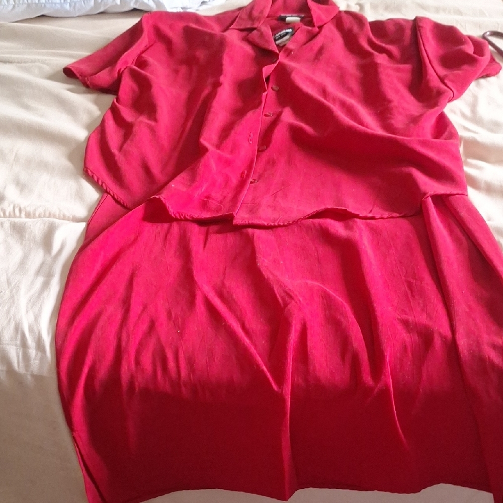 Red Pleated Dress with Notched Collar and Short Sleeves